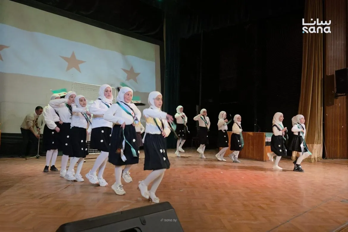 طلاب درعا بمسرحية بتحكي عن لحظات الثورة السورية المهمة