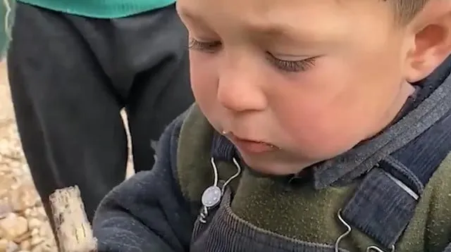 طفل تركماني بسوريا عم ياكل شوكولا بفيديو مؤثر بيلمس القلوب