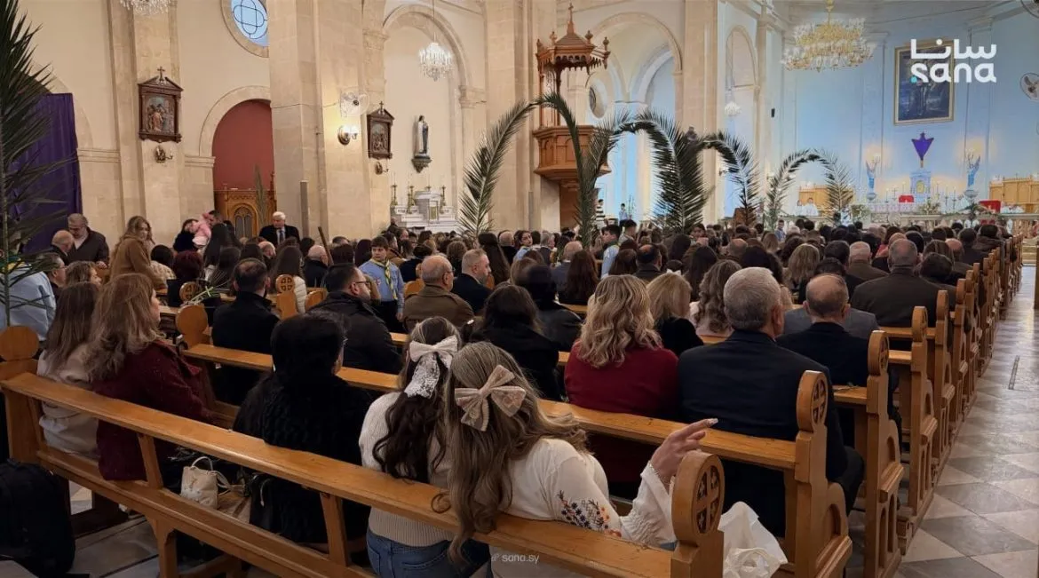 أهالي حلب بيحتفلوا بقداس أحد الشعانين بكنيسة اللاتين بالعزيزية