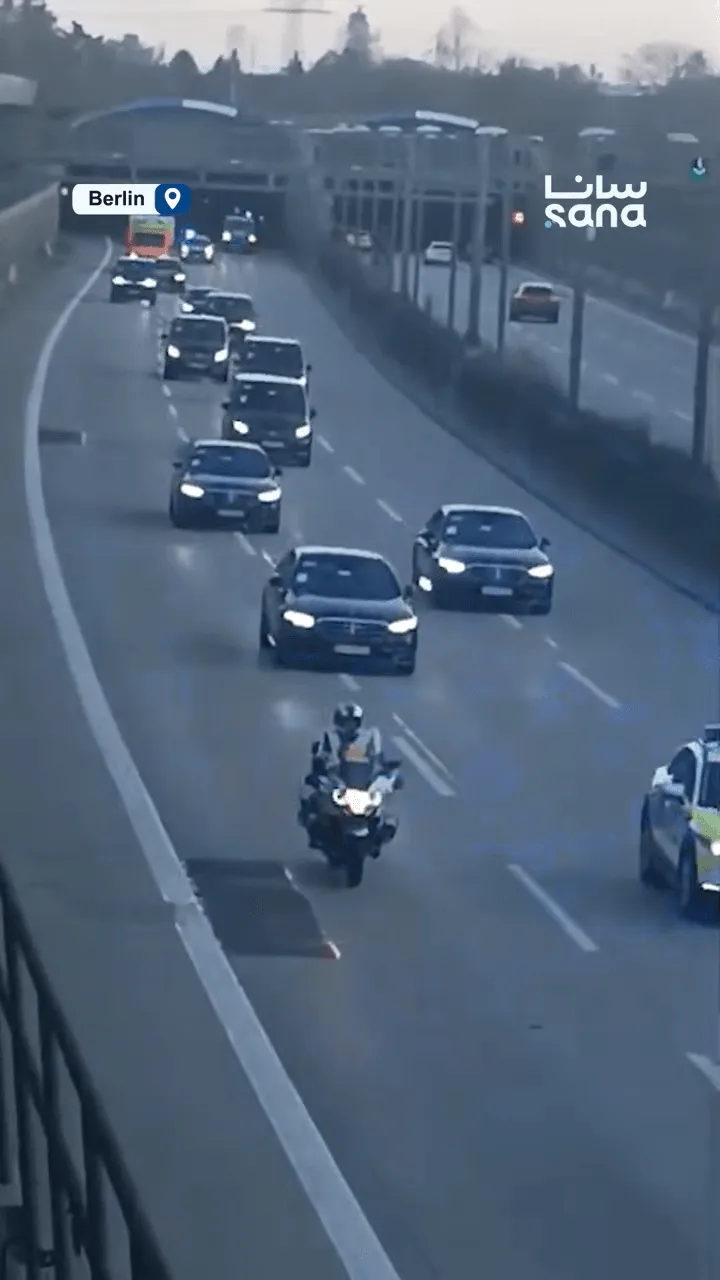 فيديو بيوثّق وصول موكب الرئيس أحمد الشرع والوفد الوزاري المرافق