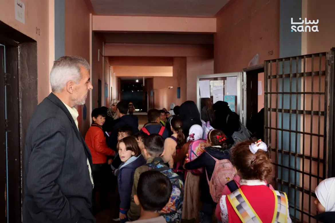 معلمي حمص اللي رجعوا على شغلهم عم يطالبوا بالتثبيت وزيادة الرواتب