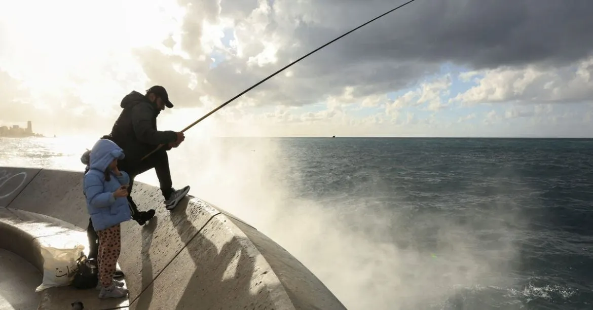 طفلة سورية تيتمت بغارة إسرائيلية ببيروت وبدها ترجع لرفقاتها ومدرستها