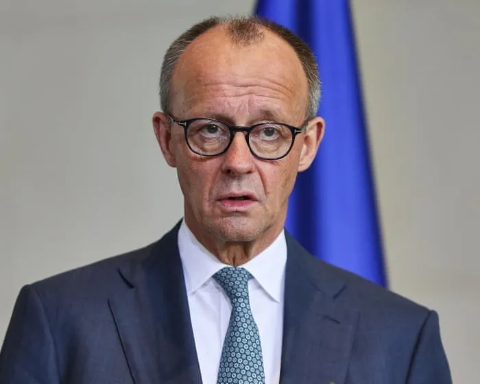 فريدريش ميرز عم يتعرض لانتقادات بعد ما طلب من السوريين بألمانيا يرجعوا لبلادن