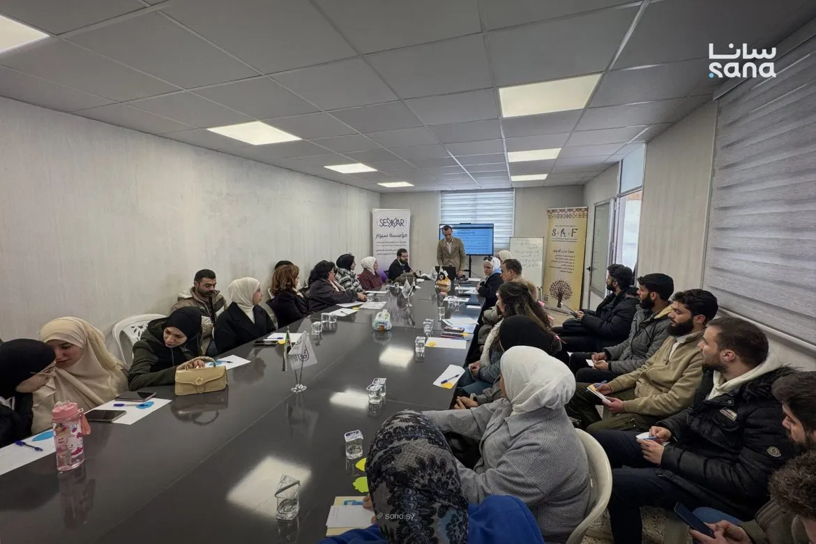 محاضرة بحلب بتعلّم الشباب كيف يبنوا مؤسسات بتخدم المواطن بكفاءة