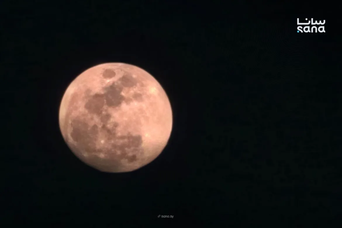 سما دمشق بتتزين بـ 'القمر الوردي' الليلة وبكرة