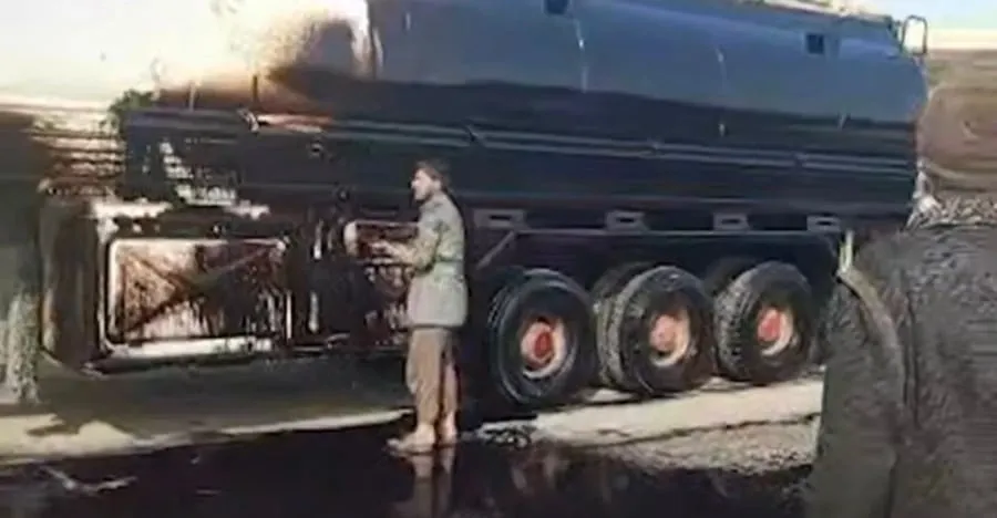 مسلحين هاجموا صهاريج وقود عراقية بدير الزور.. والسلطات مسكت واحد