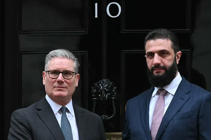 أحمد الشرع بينفي طلب رجوع 80% من السوريين من ألمانيا وبيرمي الكرة لـ ميرز