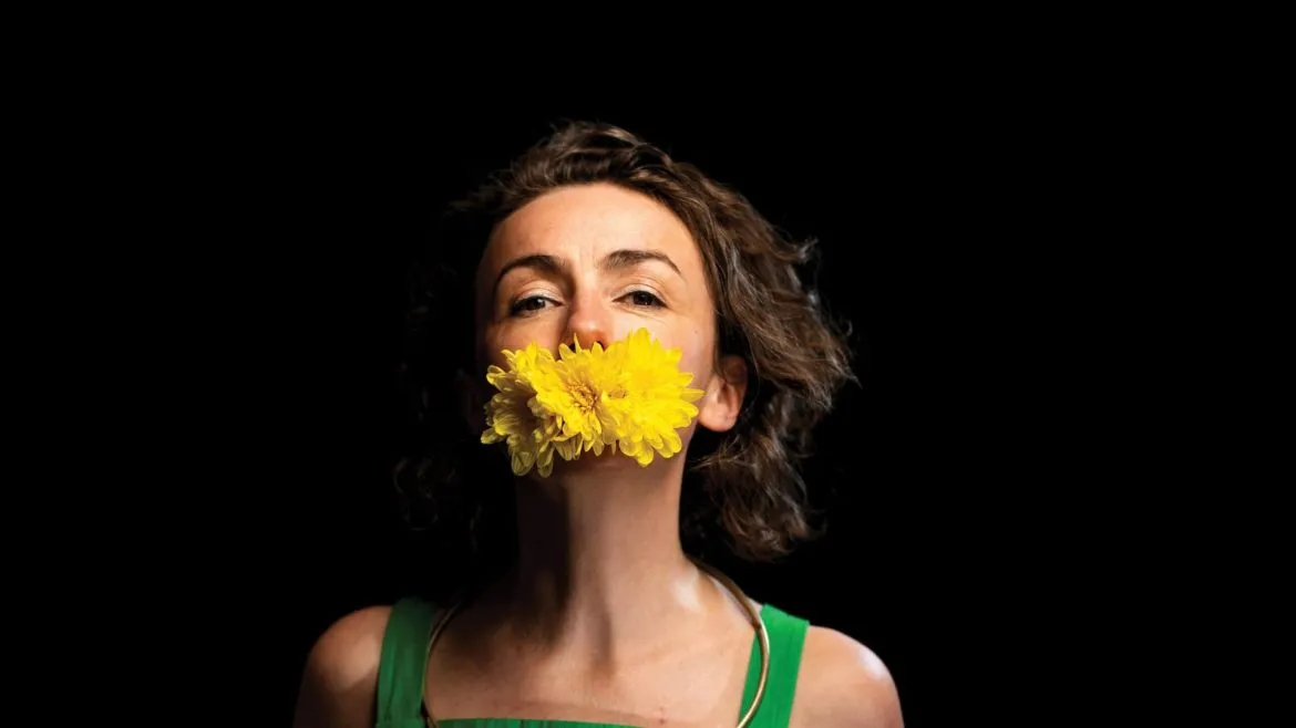 مسرحية ملك الكذابين ببريطانيا: حكاية سورية بتفضح السلطة